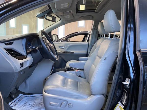 [Thumb - 2019 Toyota Sienna XLE AWD5.jpg]